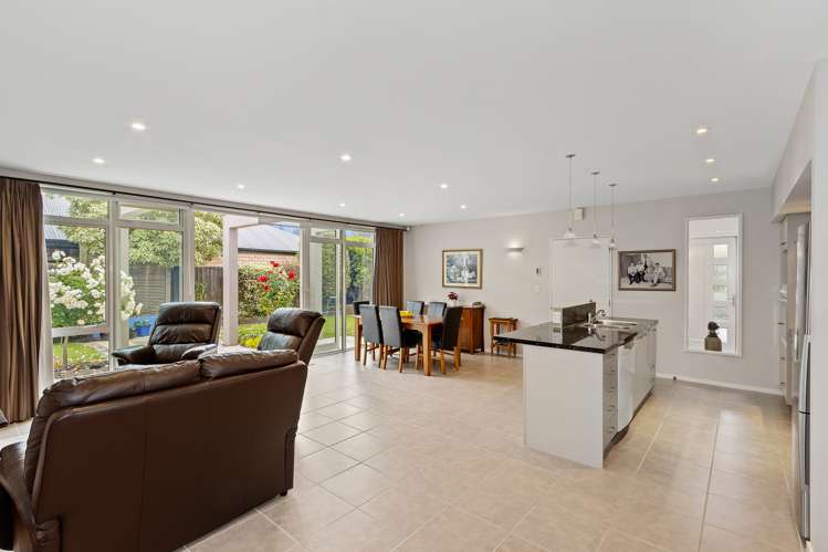 52 Broomfield Terrace Burwood_4