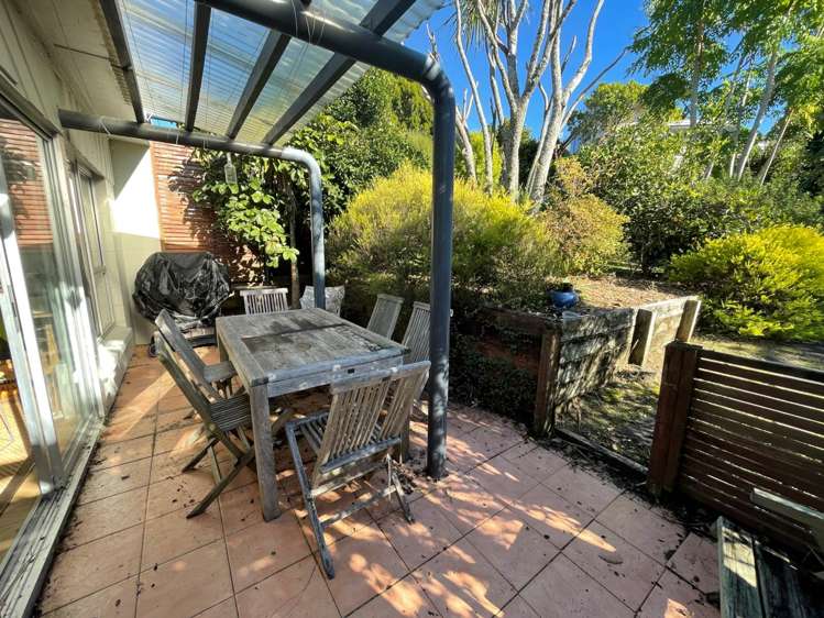 10/18 Parr Terrace Castor Bay_10