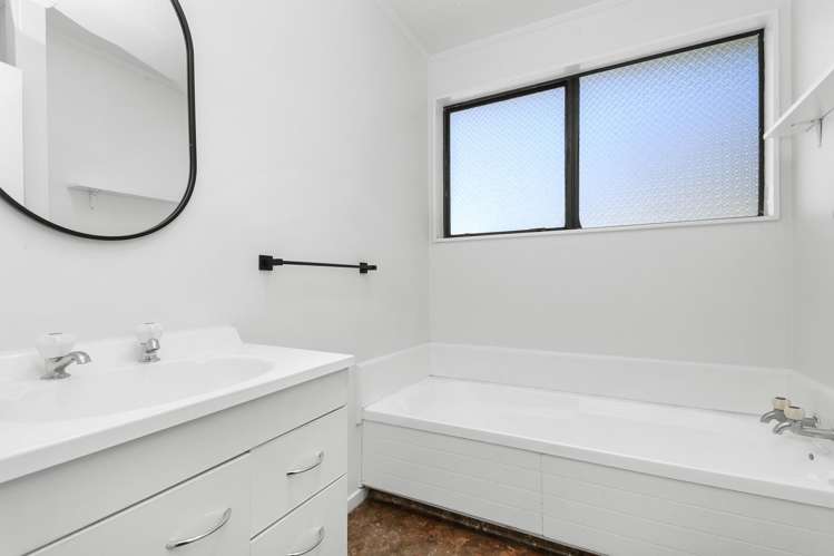 21 Newburn Grove Wainuiomata_13