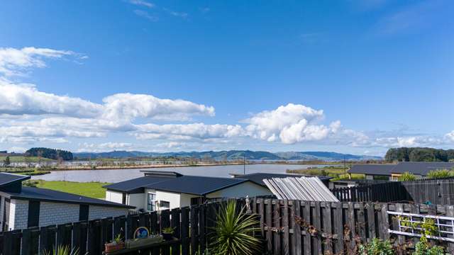 Little Beauty with Lake Views!