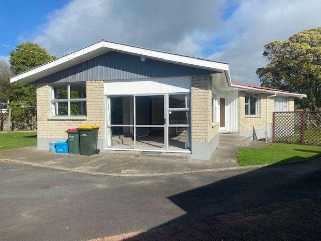 GREAT 3 BEDROOM, 1 BATHROOM FAMILY HOME