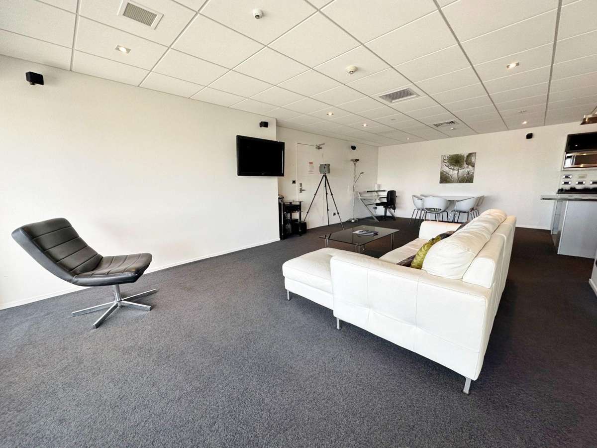 SUMNER - TWO BEDROOM APARTMENT, CENTRAL LOCATION 5