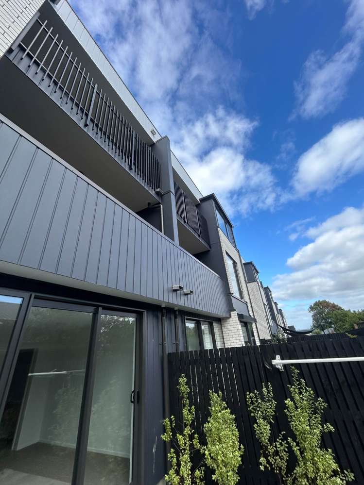 2/16 Treasure Lane Te Atatu South_1