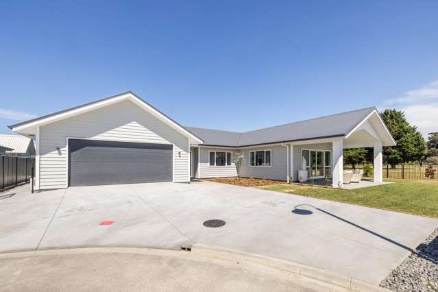 Gorgeous Family Home with Golf Course Views