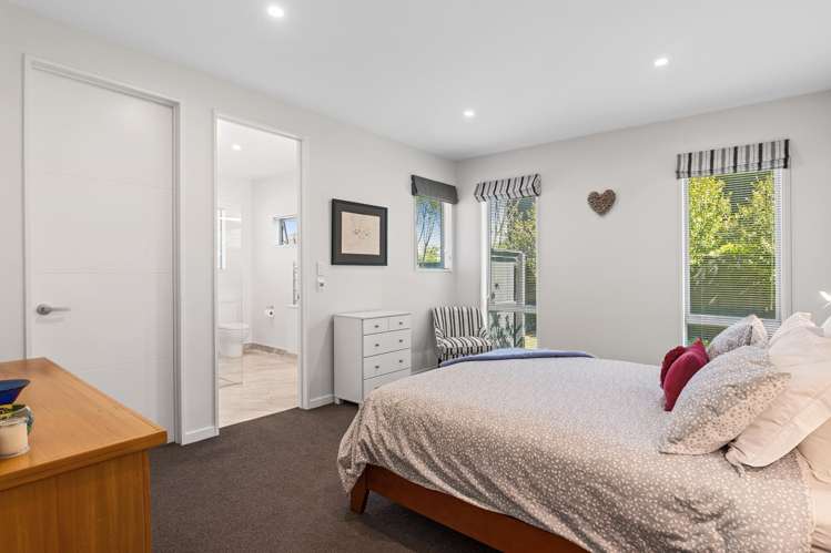 38 Carnaveron Drive Lincoln_16