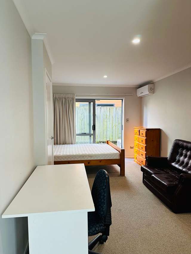 Room 1, 6/181 Knighton Road Hillcrest_2