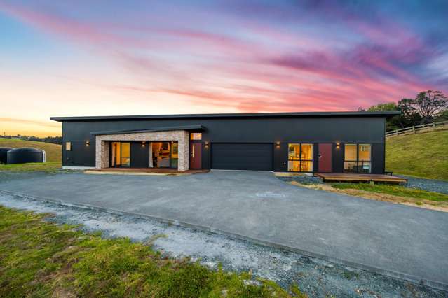 A Modern Masterpiece - Rural Lifestyle Awaits!