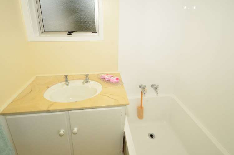 2/341 Royal Road Massey_9