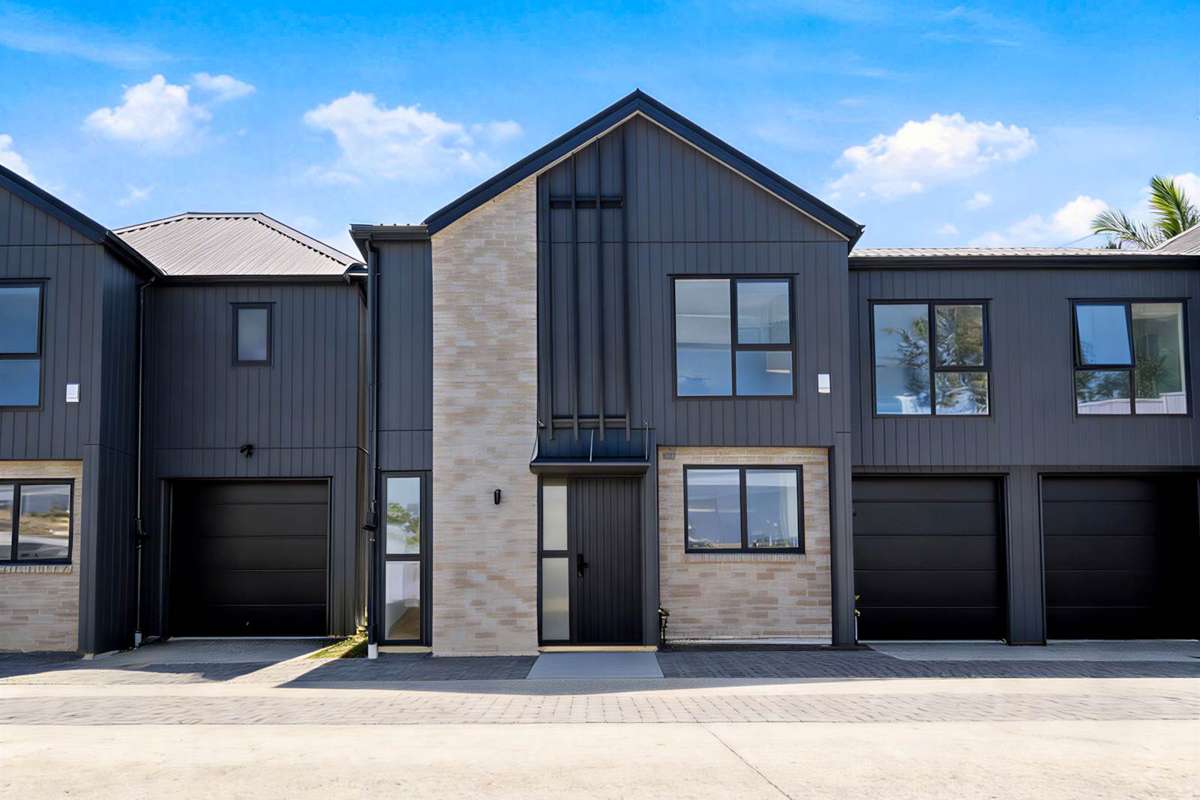 2/2 Coronation Street_0