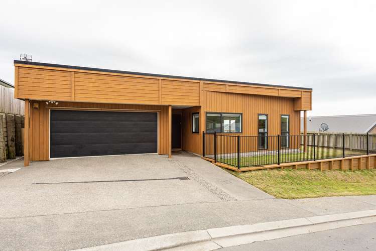 16 Red Beech Avenue Woodridge_23