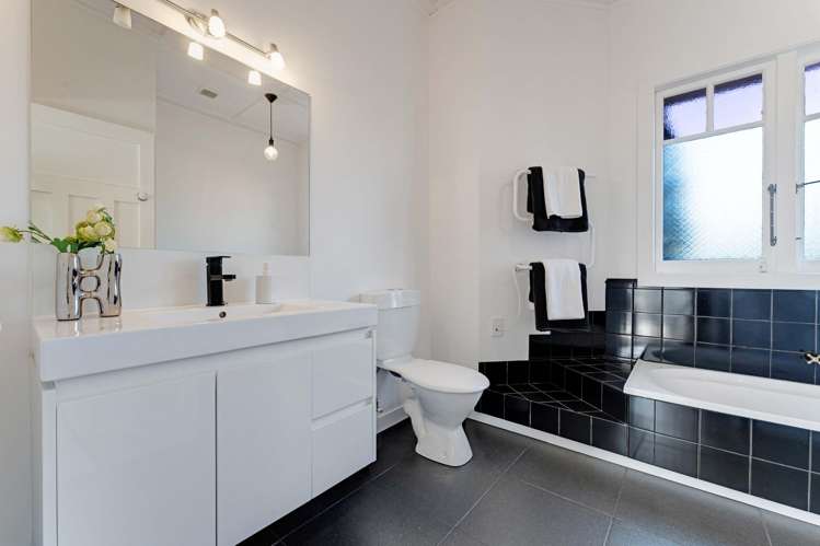 62 Beach Road Mellons Bay_29