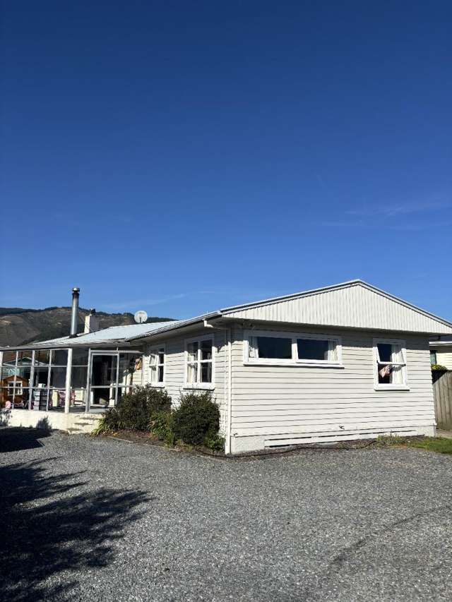Sunny Family Home with Large Fully Fenced Section