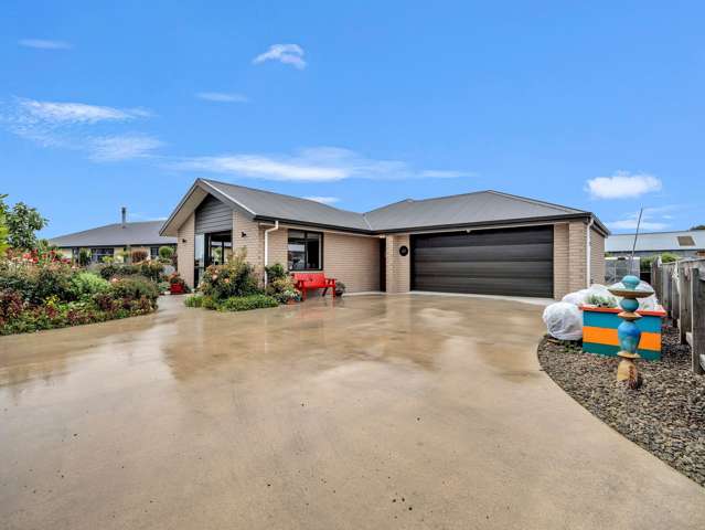 Modern,Sun-Soaked Living & Garden Calm