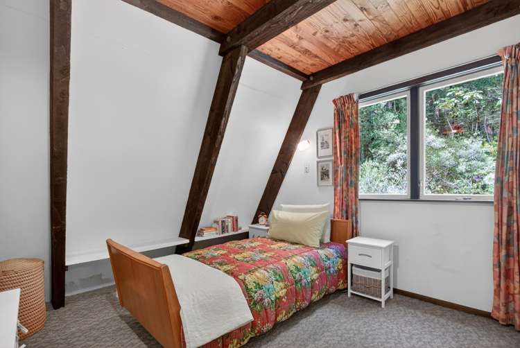 8 Tiniroa Grove Silverstream_13