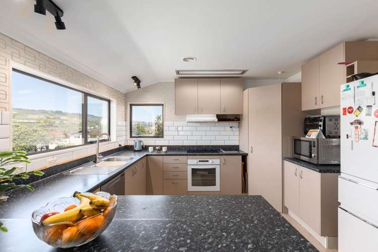 64 Fyvie Avenue Tawa_4