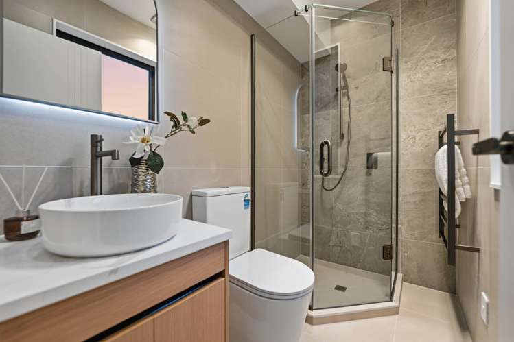 3B & 3C Towra Place Botany Downs_13