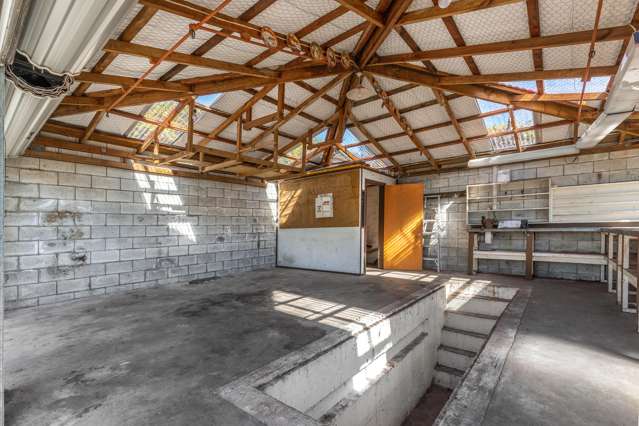 Serious Garaging: 52m² + Mechanics Pit