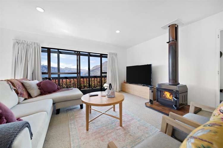 52 Wynyard Crescent Fernhill/Sunshine Bay_2