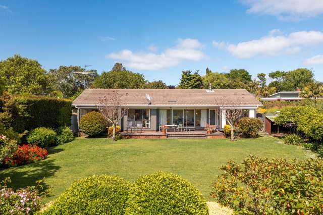 Single Level Gem Overlooking Takapuna Golf Course!