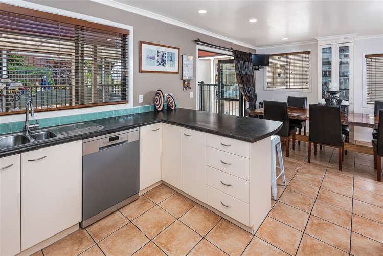 6 Marine Parade Mellons Bay_25