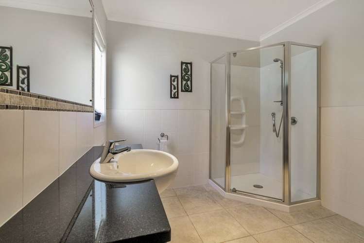 4 Baverton Drive Flat Bush_8