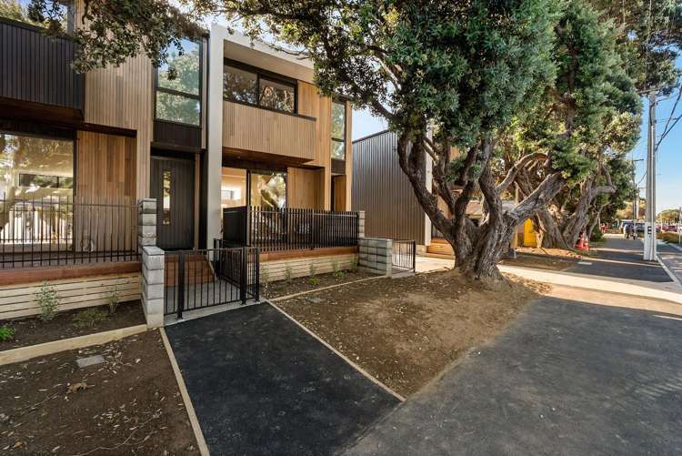 2/152 The Parade Island Bay_1