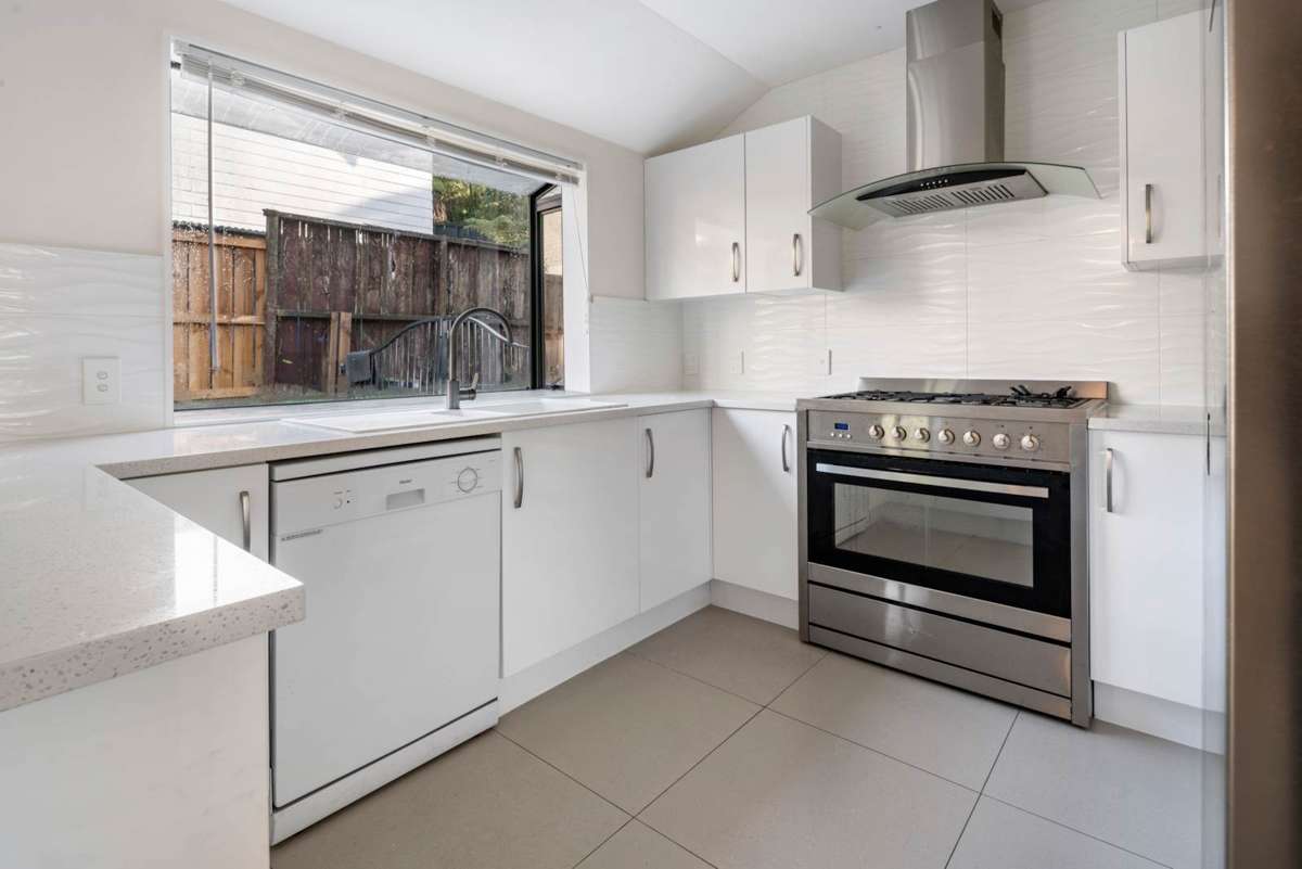 2/64 Langana Avenue_3