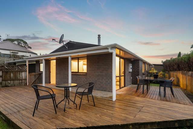 SINGLE-LEVEL, FREEHOLD, BRICK BEAUTY
