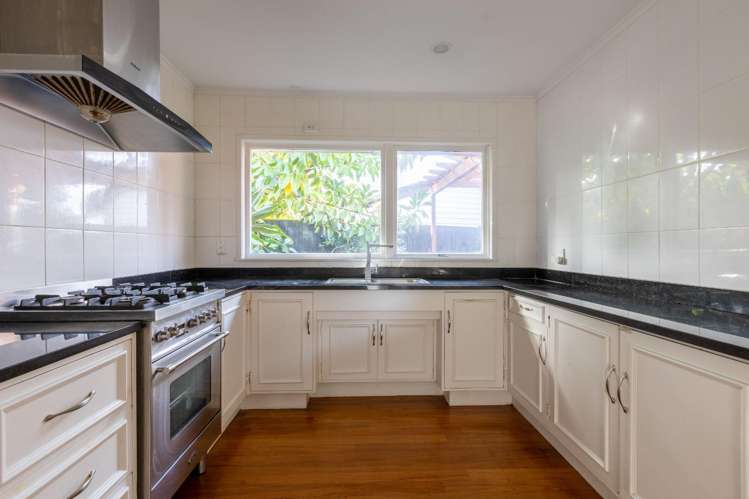 17 Hubert Henderson Place Remuera_8