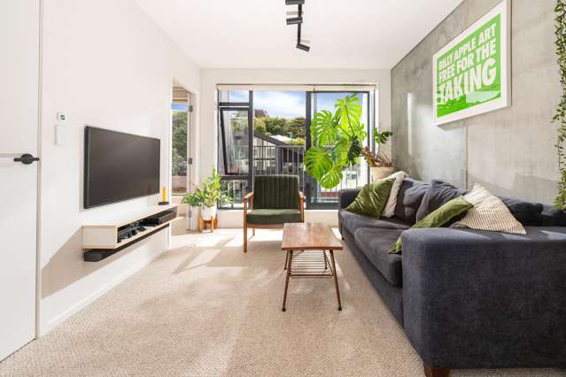 SOUGHT AFTER WEST-FACING, WARM, MODERN APARTMENT