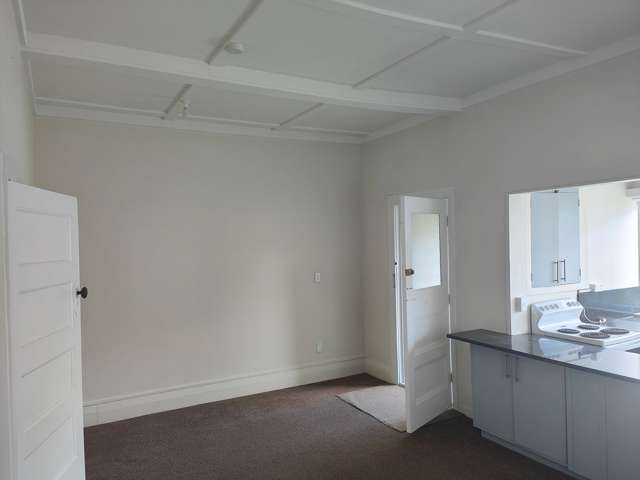 Sunny 2-Bedroom Unit in Central Epsom – DGZ