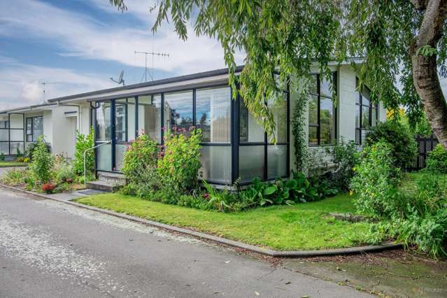 Charming 2-Bedroom Unit with Sunny Conservatory