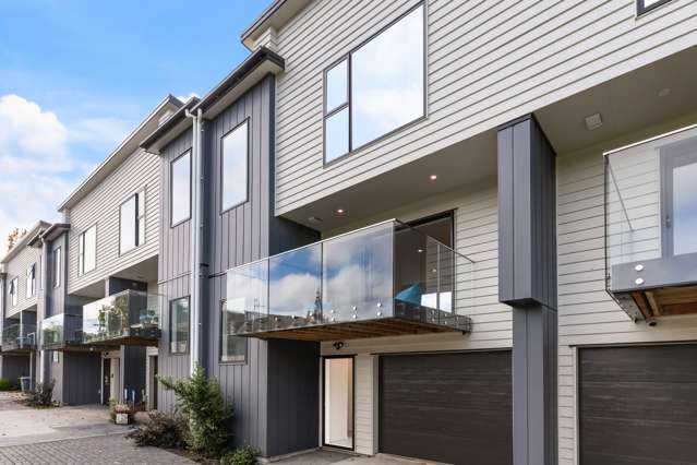 MODERN FREEHOLD LIVING!