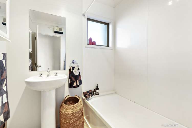 8a Birkhall Grove Strathmore Park_12