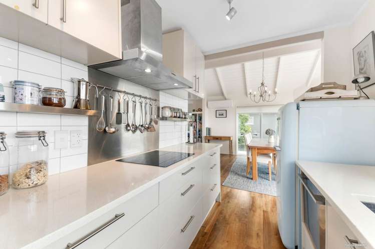 2/1 Eastcliffe Road Castor Bay_9