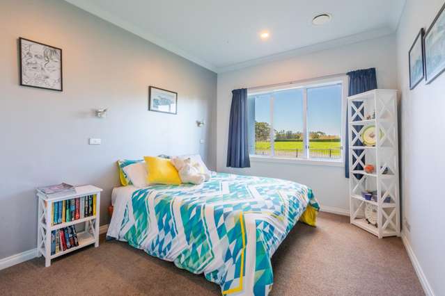 32 Heynes Place Clive_4