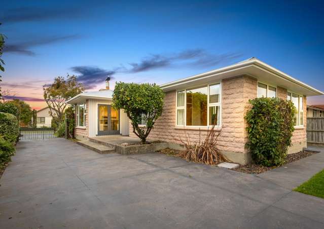 Prime Burnside Living in Sought-After Teesdale St