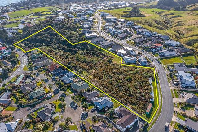 Exceptional 17,398m2 of prime  land.