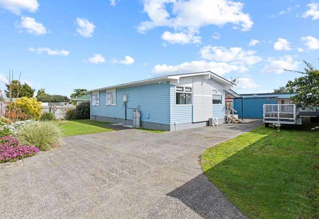 ***Spacious 5 Bedroom  home for rent at 62 Heybridge Street, Manurewa***