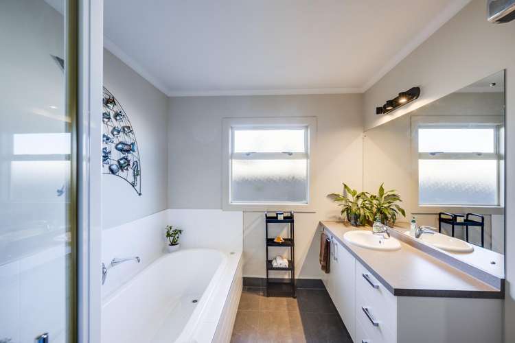 6 Palliser Place Poraiti_17