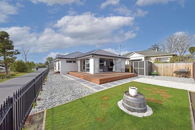 Sun-Filled, Stylish & Superbly Located