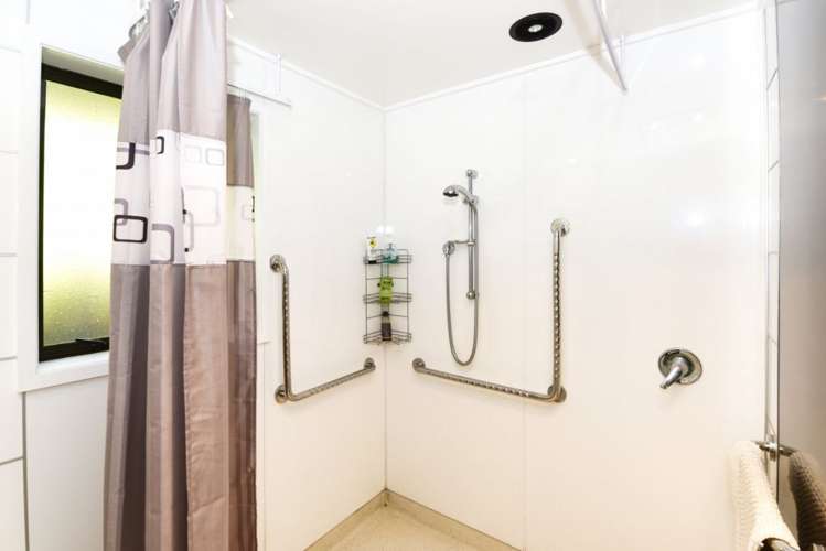 2/50 Queens Drive Allenton_9