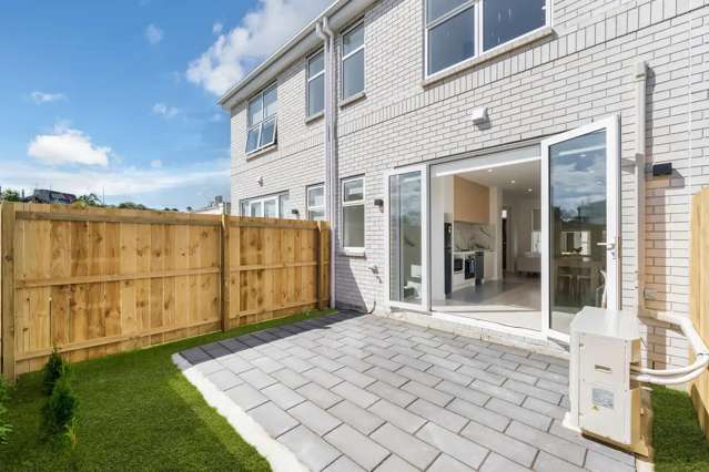 **Modern 2-Bedroom Townhouse with Private Patio in Avondale**