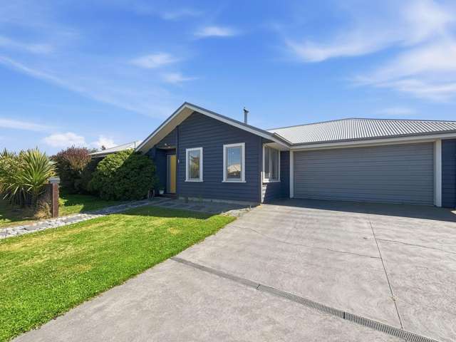 ROLLESTON - 4 BEDROOMS + STUDY, 2 LIVING, 2 BATHROOMS, HEATPUMP & LOGBURNER, DOUBLE GARAGE