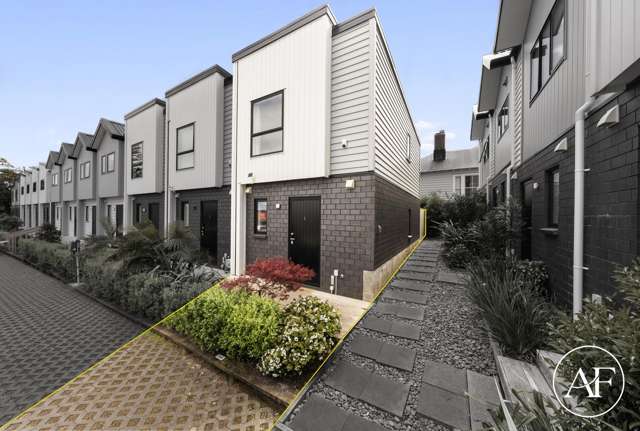 MUST SELL! PRIME CORNER TOWN-HOUSE! w/ PARK !