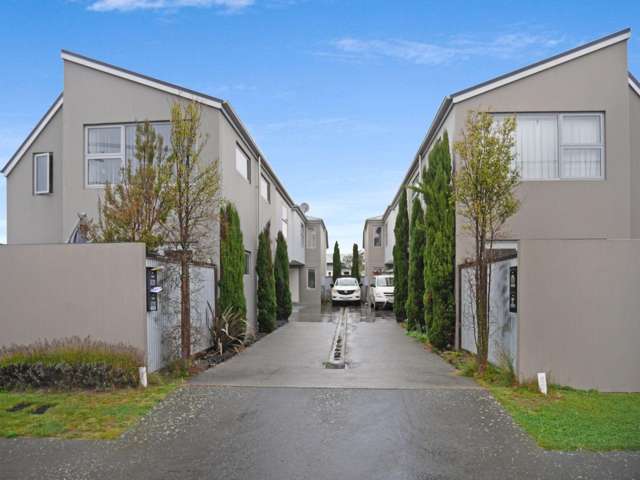 SYDENHAM - 3 BEDROOM, 2 X BATHROOM REAR TOWNHOUSE