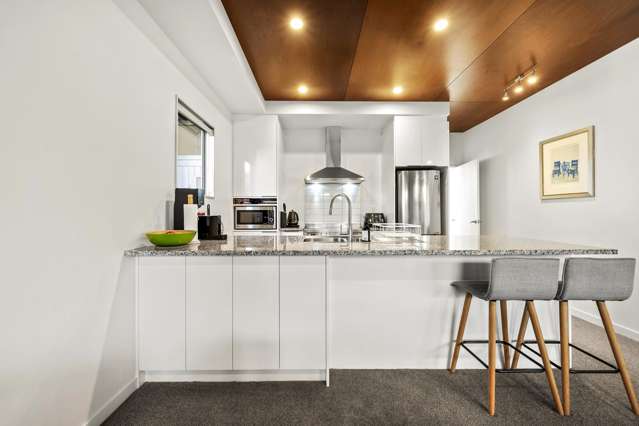 1/3 Severn Street Island Bay_2