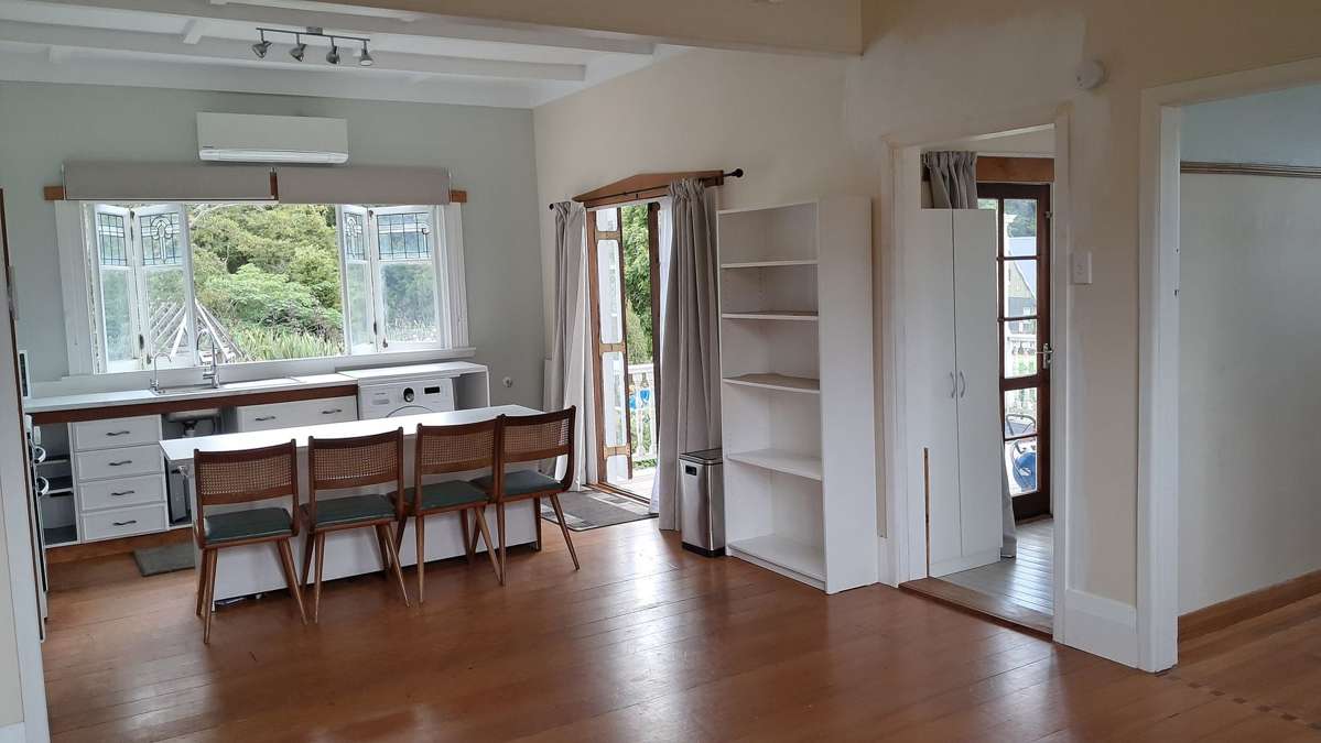 Sunny rural cottage in paradise 1