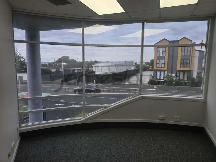 1A/129 Onewa Road Northcote_9