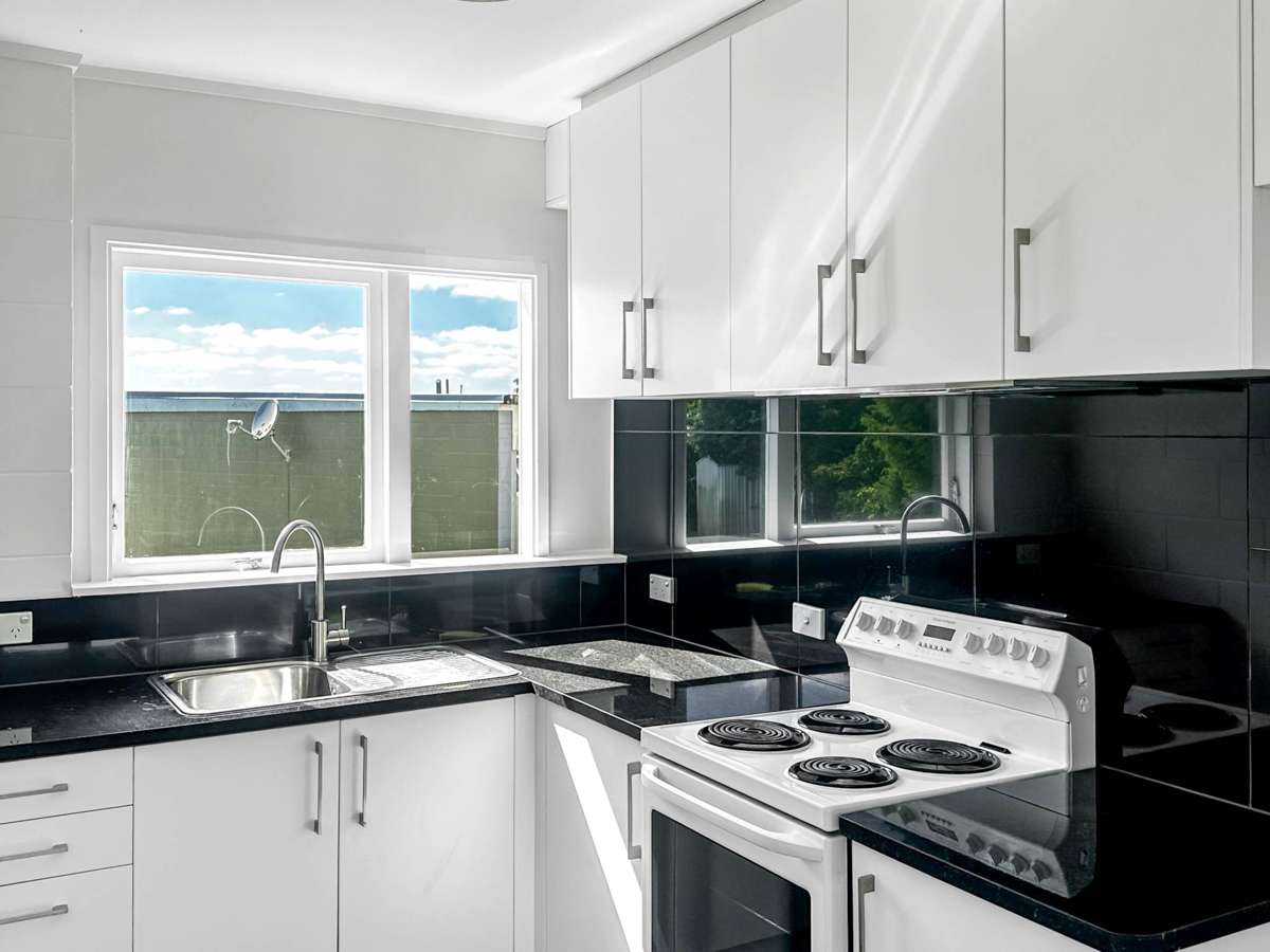 Warm, Sunny & Two-Bedroom Top-Floor Unit 3